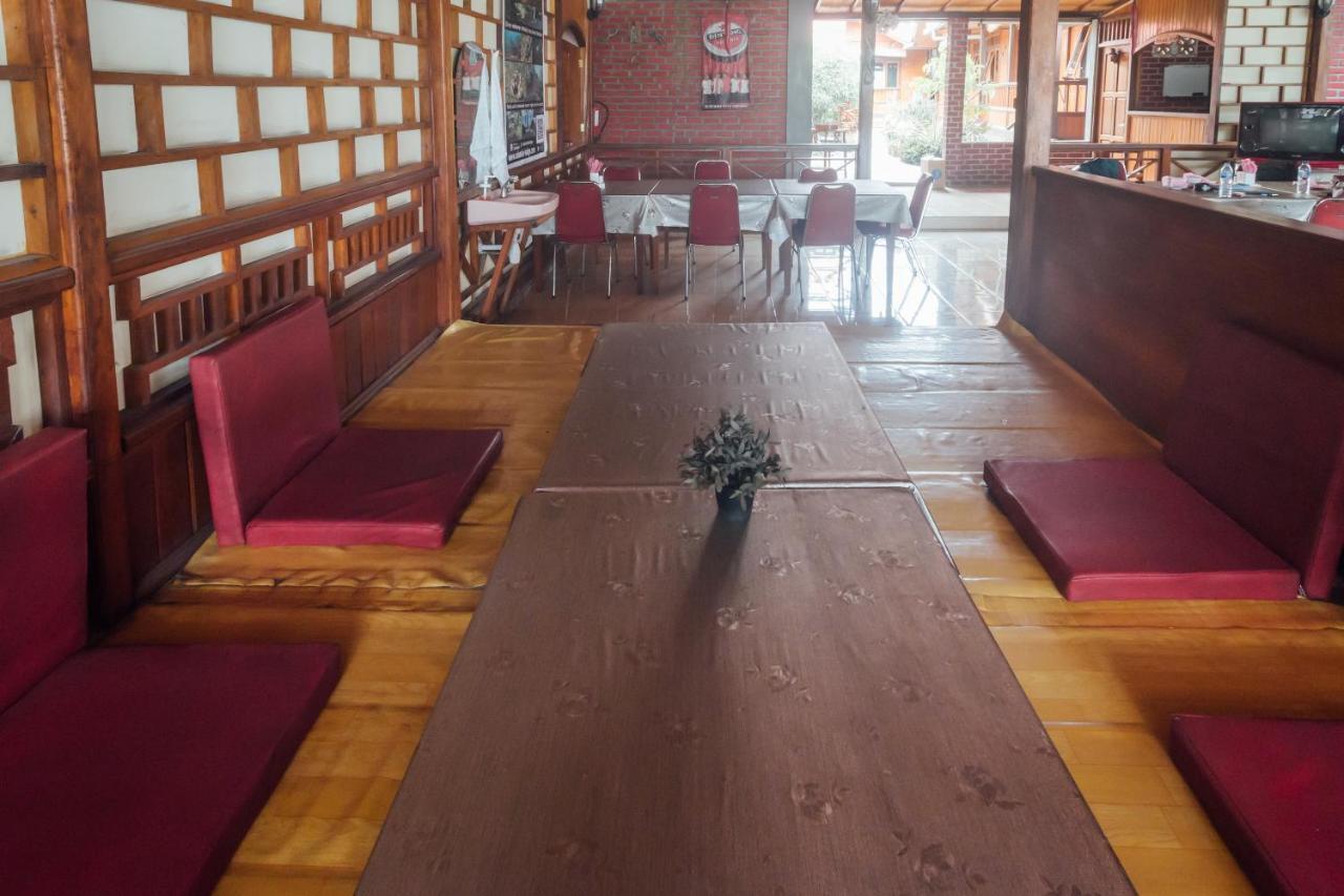 Vaccinated Staff - Oyo 1300 Crecia Guest House Hatu Exterior photo