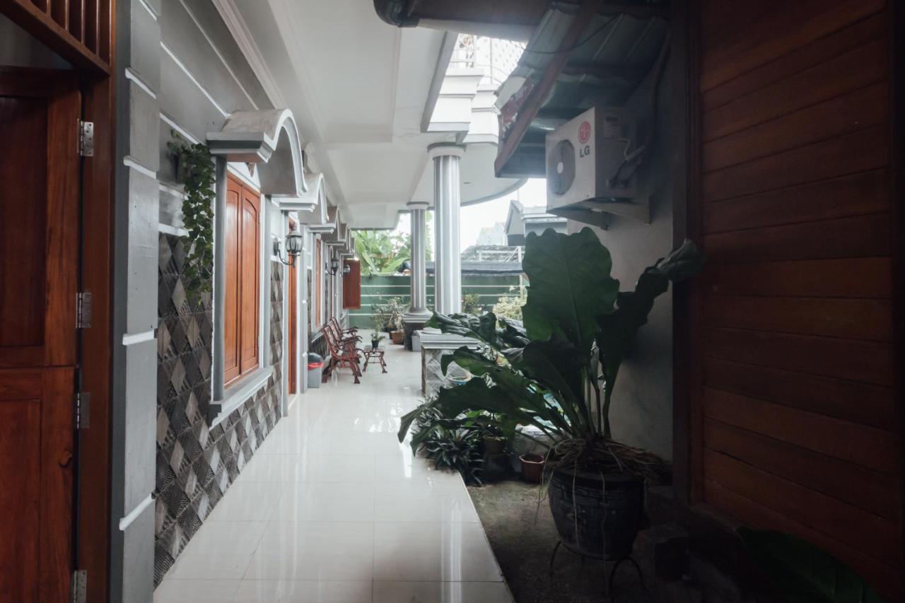 Vaccinated Staff - Oyo 1300 Crecia Guest House Hatu Exterior photo