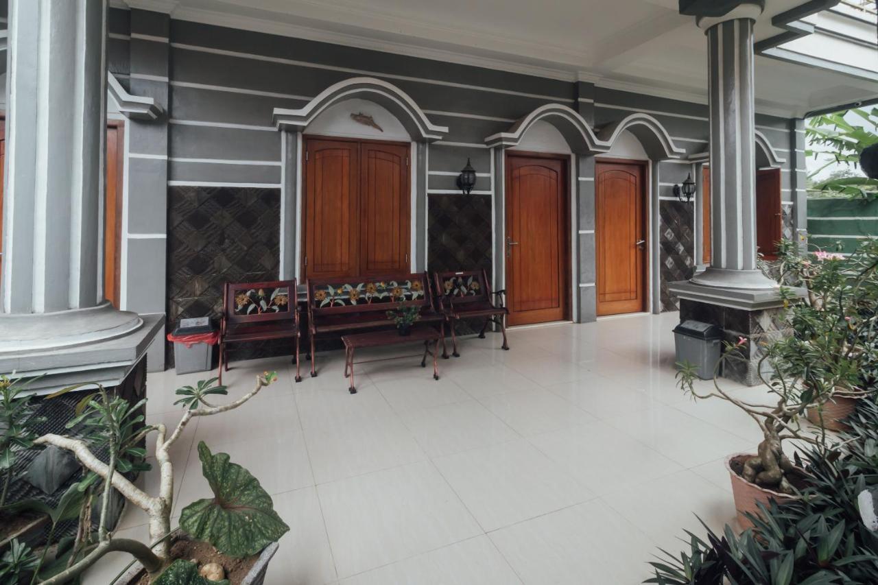 Vaccinated Staff - Oyo 1300 Crecia Guest House Hatu Exterior photo